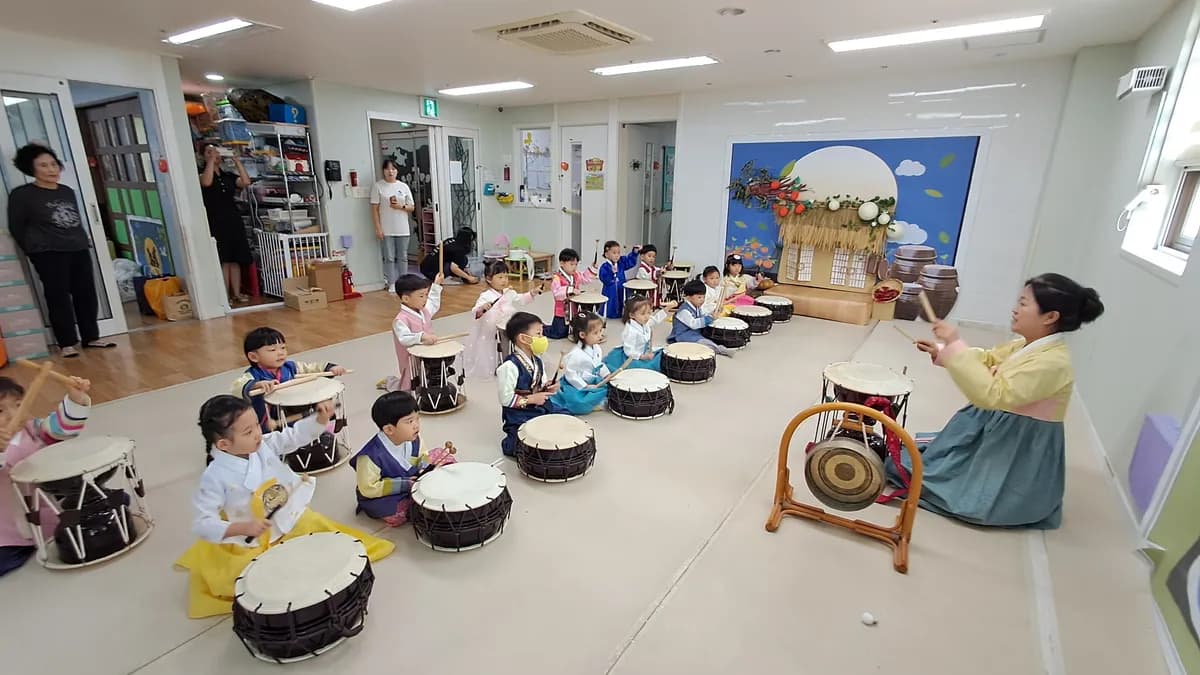 유치원생에게 장구장단을 알려주고 있는 송리결 선생님