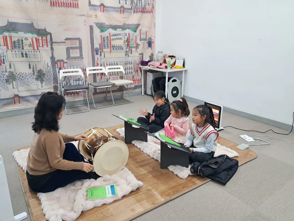 어린이 단체반 수강생들에게 전승교육중인 송리결 선생님 사진