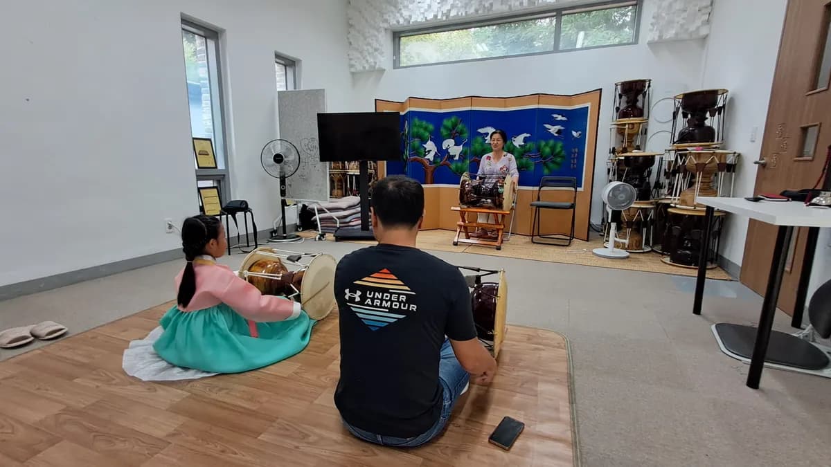 유치원아이와 아버지에게 전승교육중인 송리결 선생님