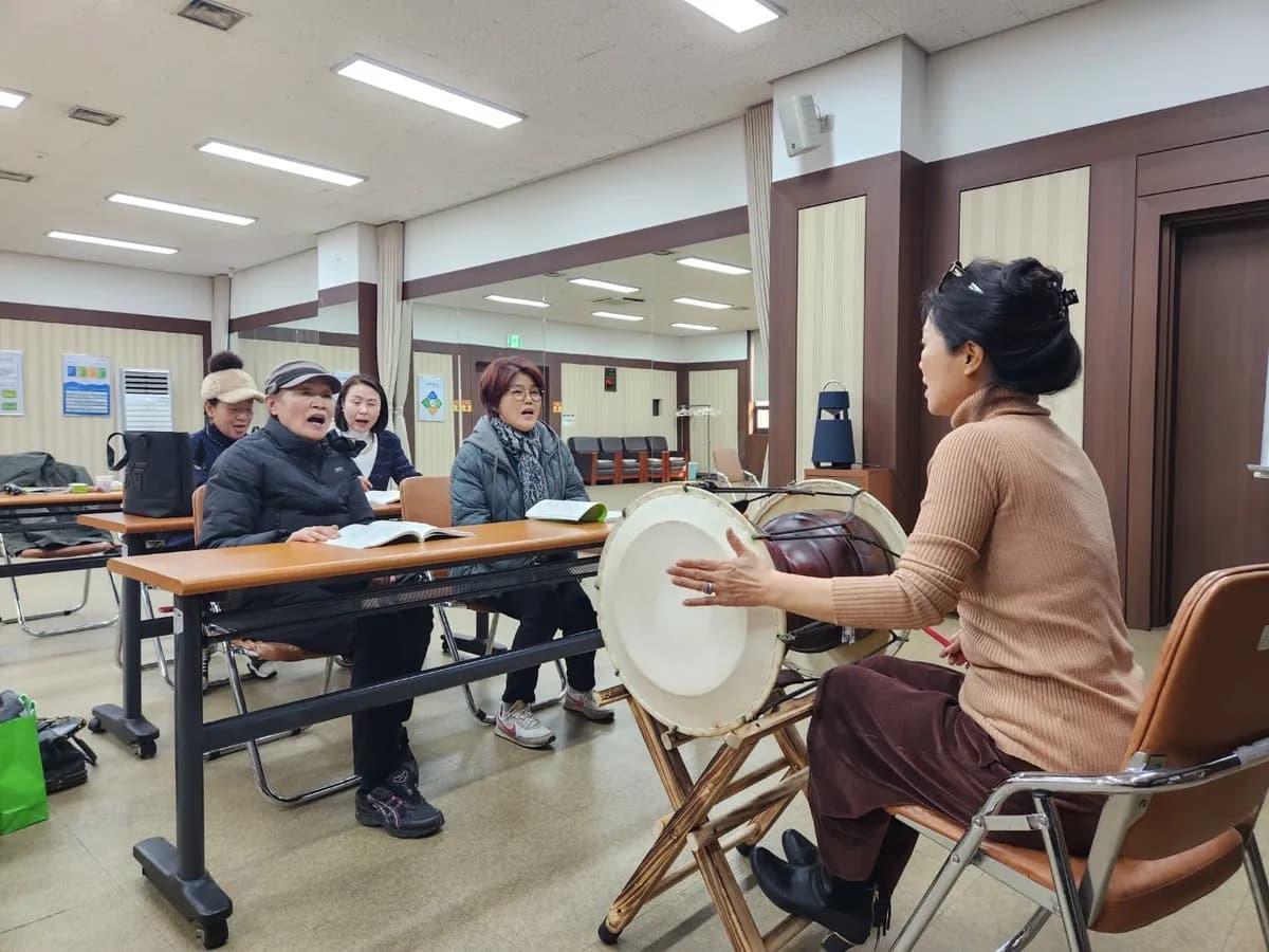 어르신들에게 복식호흡을 설명하고 있는 송리결 선생님