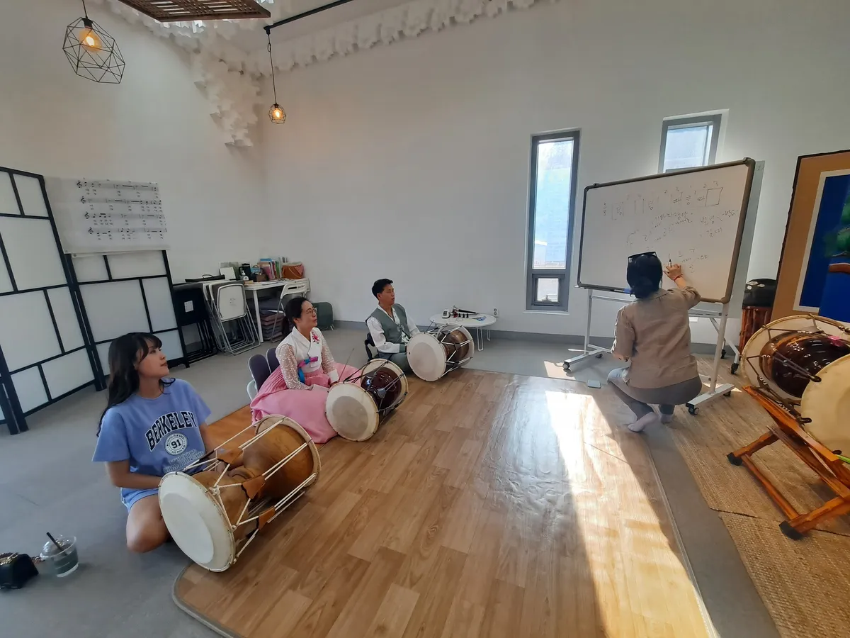 근육을 쓰는 방식에 대해 설명중인 송리결 선생님