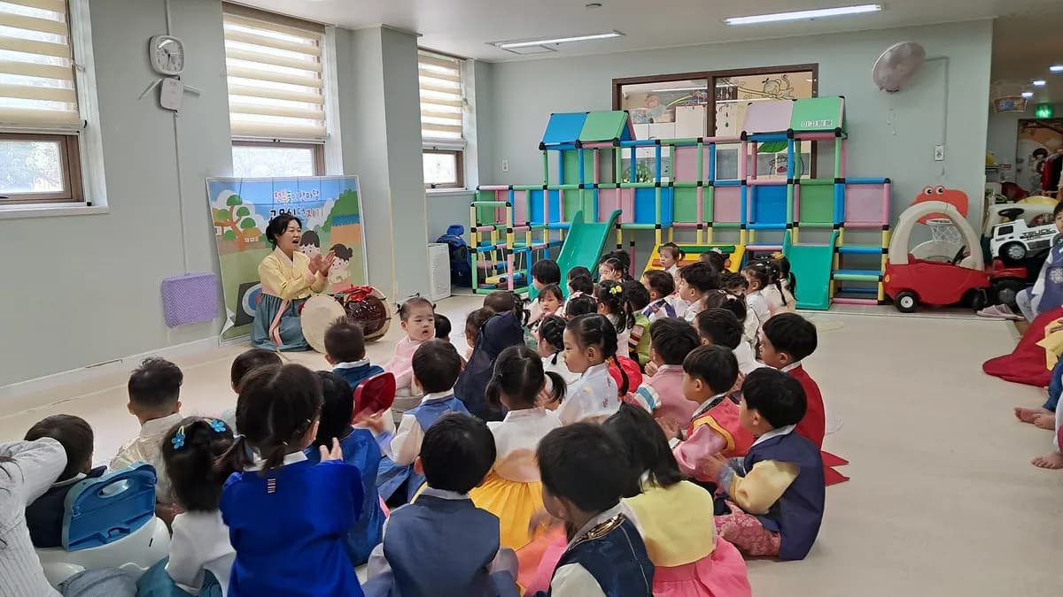 유치원아이들에게 시김새를 설명하고 있는 송리결 선생님