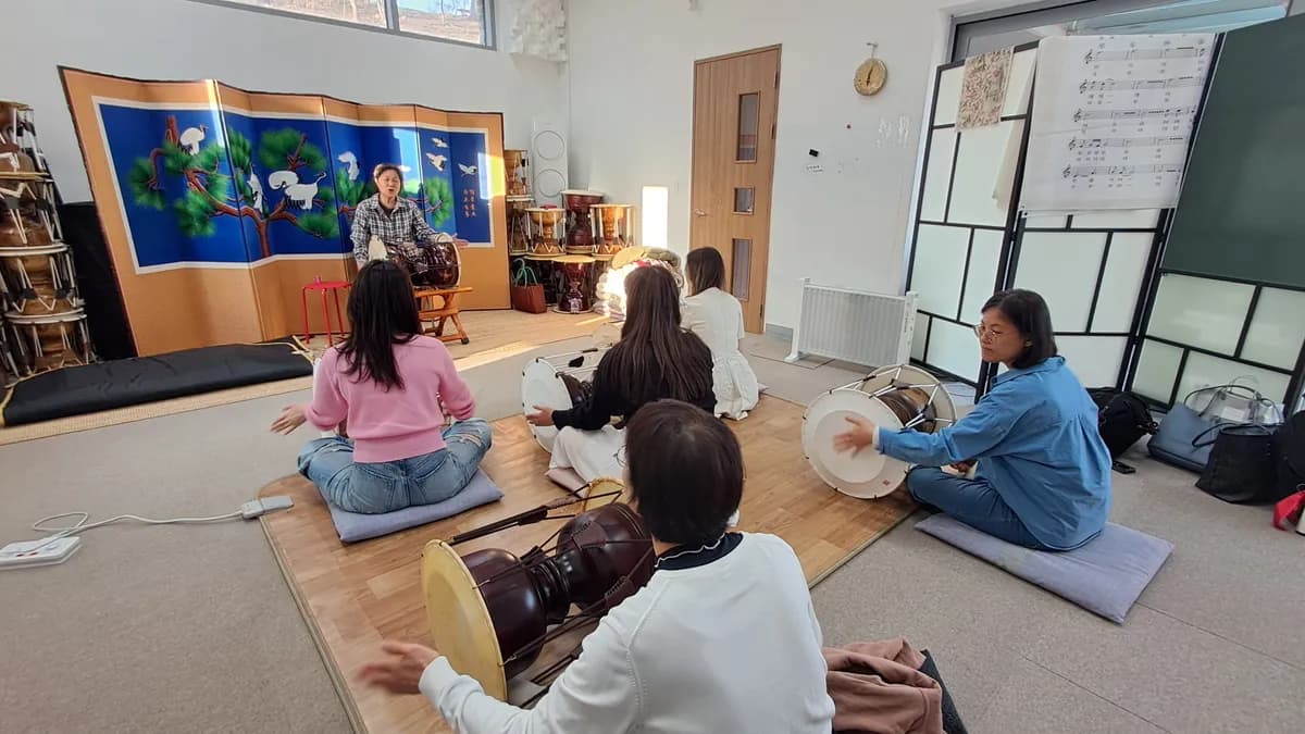 몽금포타령을 설명중인 송리결 선생님