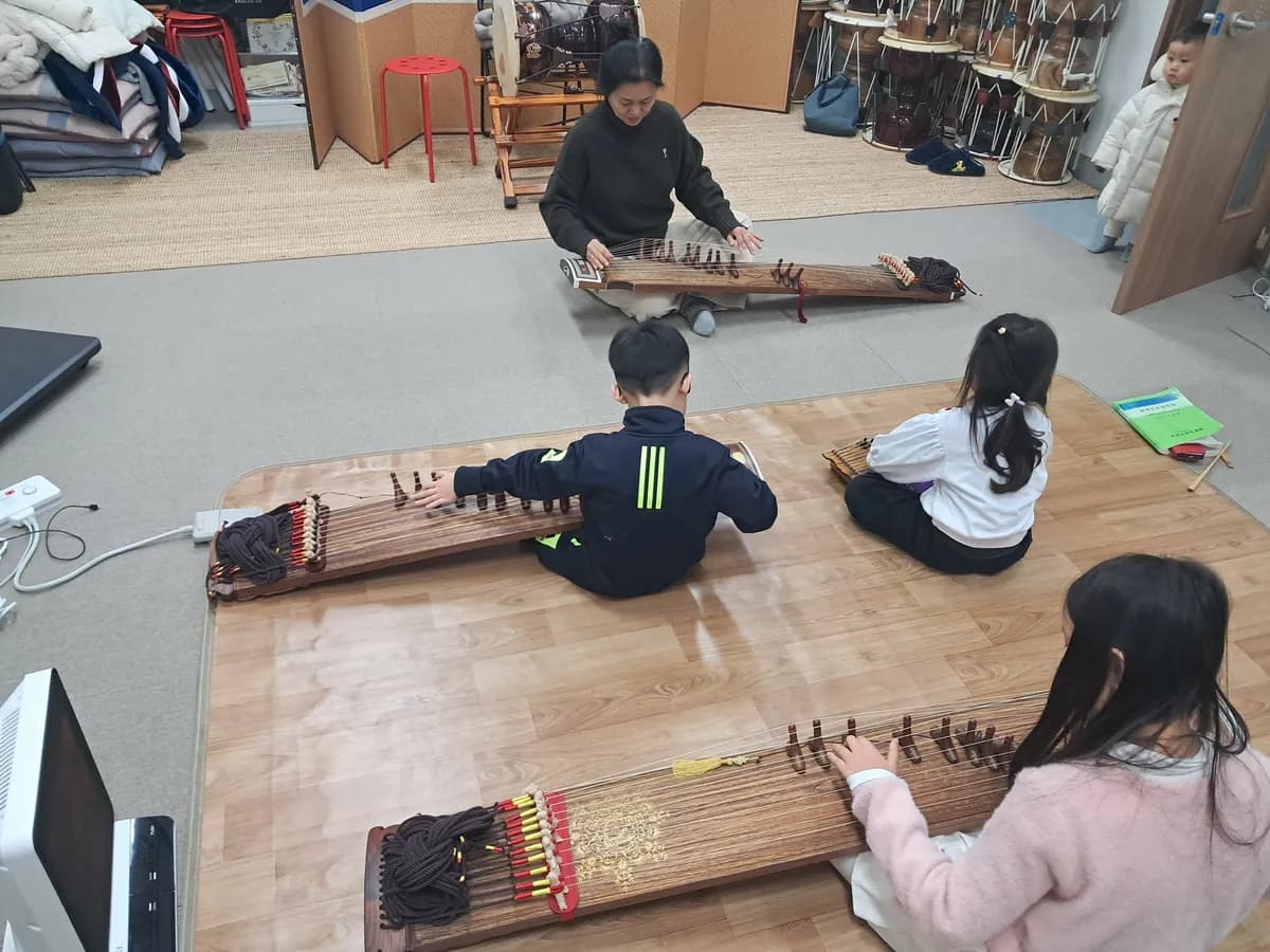 가야금을 켜며 김포국악원 수강생들에게 몽금포타령을 설명중인 송리결 선생님