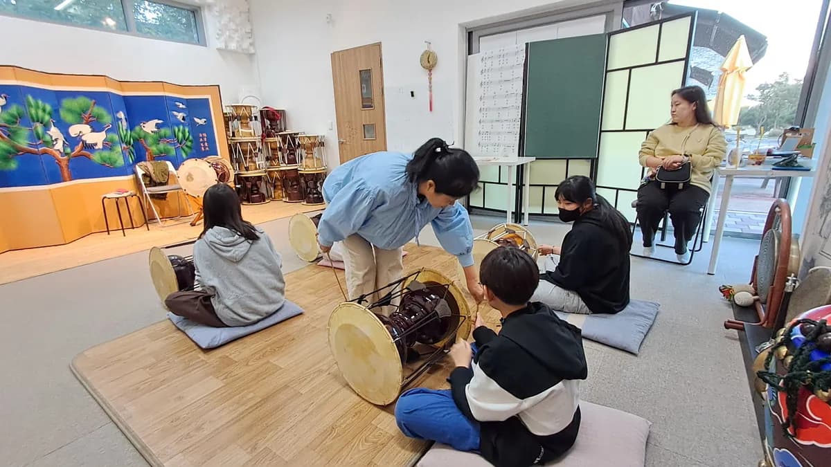 굿거리 장단을 설명하고있는 송리결 선생님